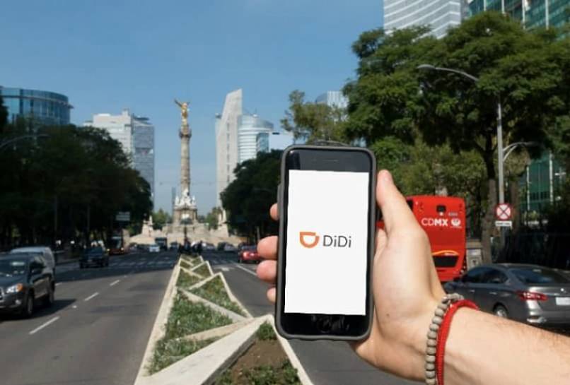 person holding mobile with didi logo