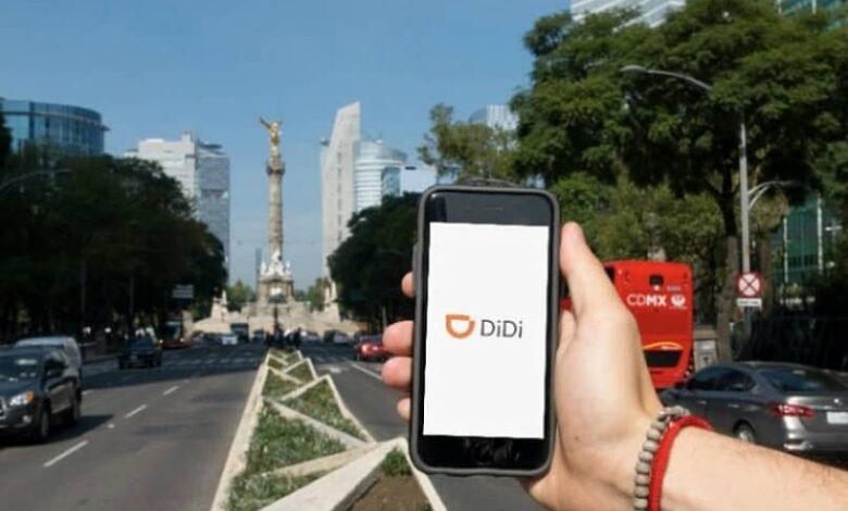 person holding mobile with didi logo