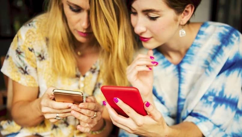 women using instagram app to find friends