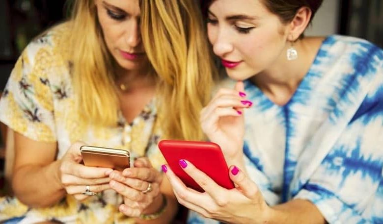 women using instagram app to find friends