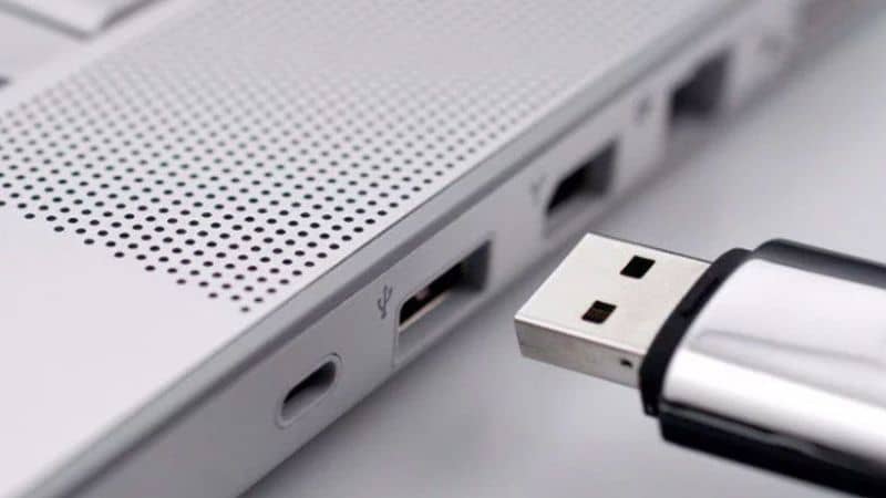 connecting pendrive to laptop USB port 